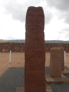 In Tiwanaku gibt es viele große Statuen 